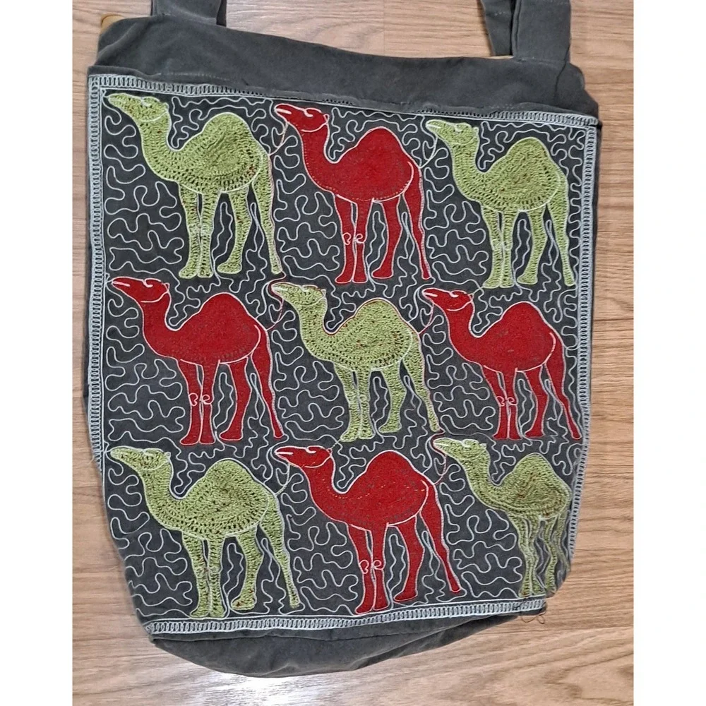 Large‎ Grey Velvet Zippered Tote Bag With Green And Red Embroidered Camels